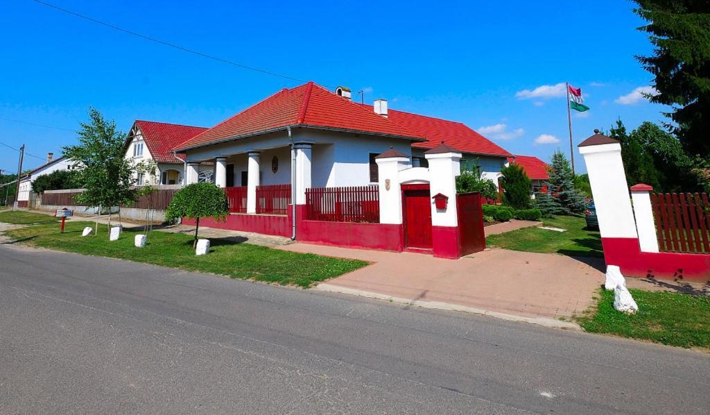 Almosdi Topart Vendeghaz Buitenkant foto