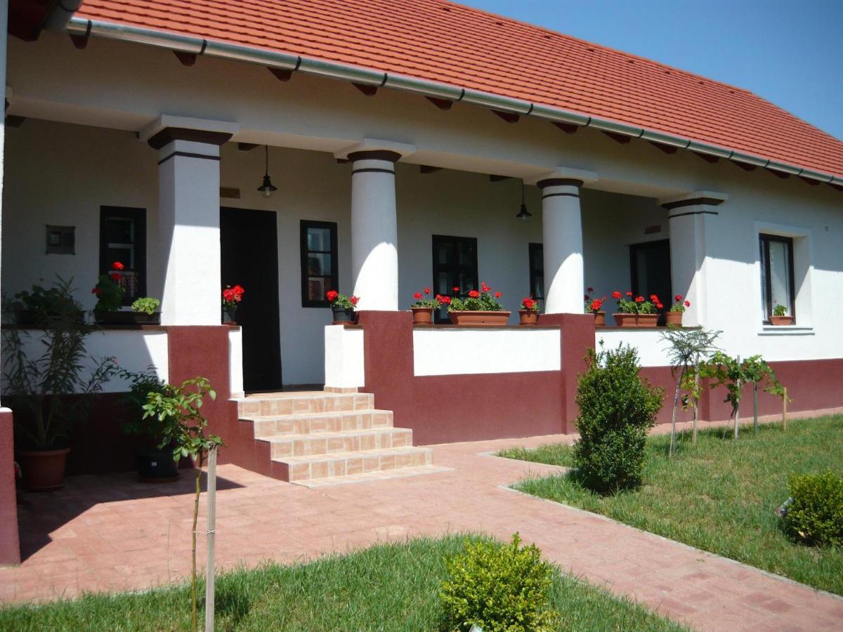 Almosdi Topart Vendeghaz Buitenkant foto