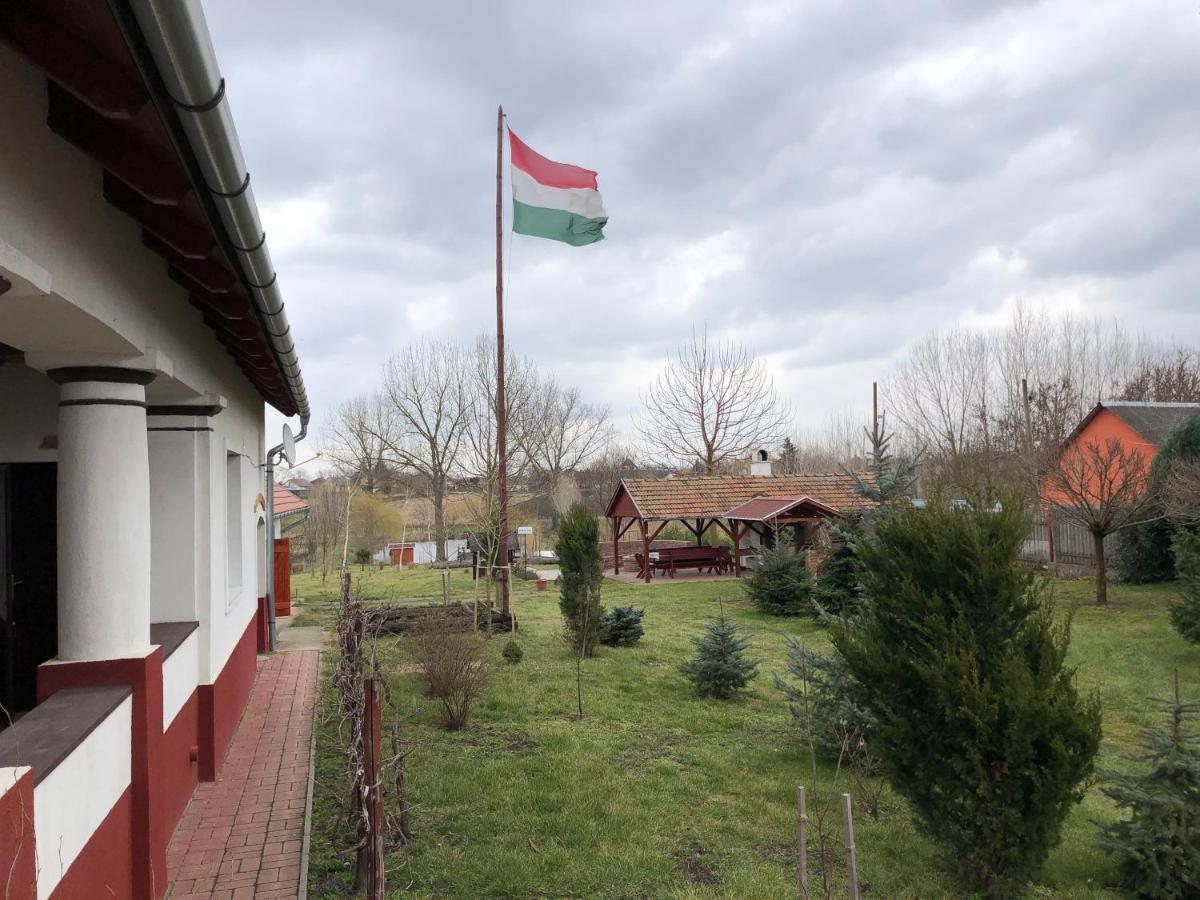 Almosdi Topart Vendeghaz Buitenkant foto