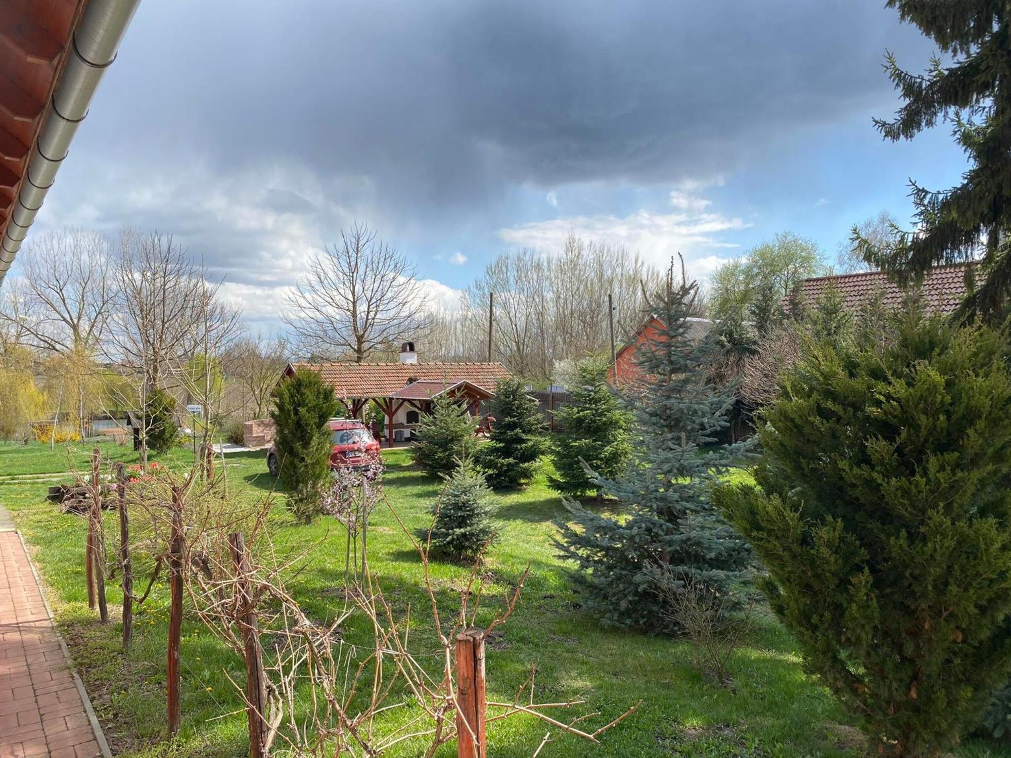 Almosdi Topart Vendeghaz Buitenkant foto